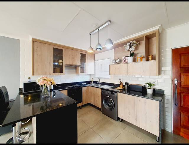 2 BEDROOM APARTMENT FOR SALE IN OAKDENE